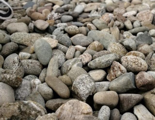 Галька речная пестрая (20-40 мм.)  купить в Москве от производителя, без посредников